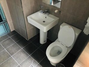 Free toiletries, hair dryer, bathrobes, slippers - Swiss Motel (Seoul)