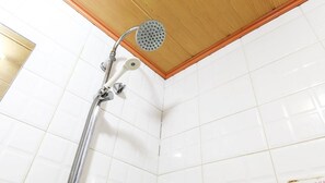 Bathroom shower - Swiss Motel (Seoul)