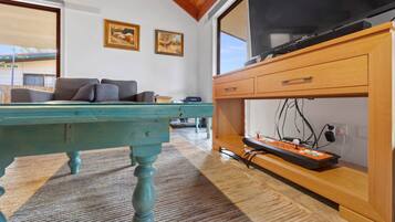 Een smart-tv, boeken en een stereo