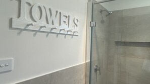 Shower - Alwyns By The Sea holiday home (Inverloch)