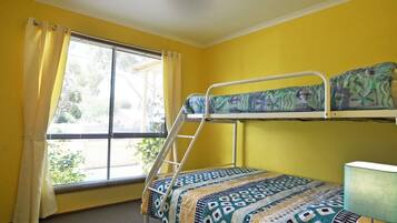 3 bedrooms, desk, travel cot, WiFi
