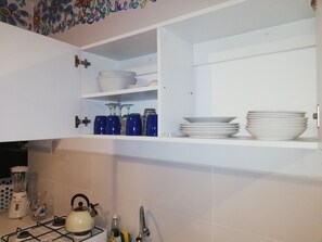 Departamento, 1 habitación | Cocina privada | Refrigerador, microondas, cafetera y tetera y utensilios de cocina 