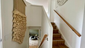 Eine Treppe mit hölzernen Geländern und einem gerauschten Stoff, der an der Wand hängt.