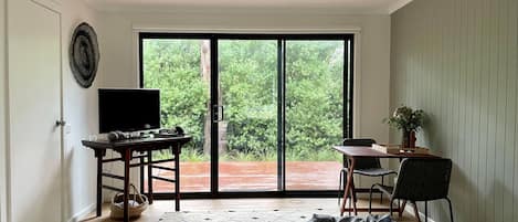 Fernseher, Kamin, DVD-Player, Bücher