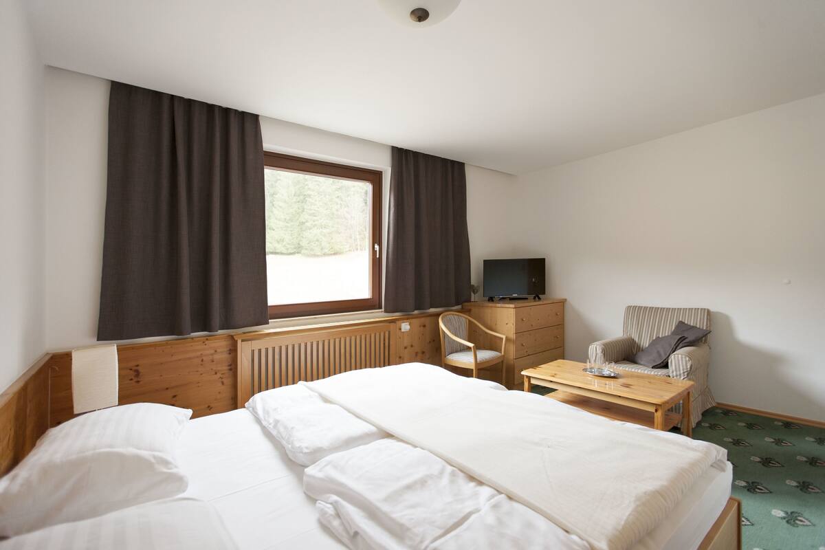 In-room safe, soundproofing, free WiFi, bed sheets