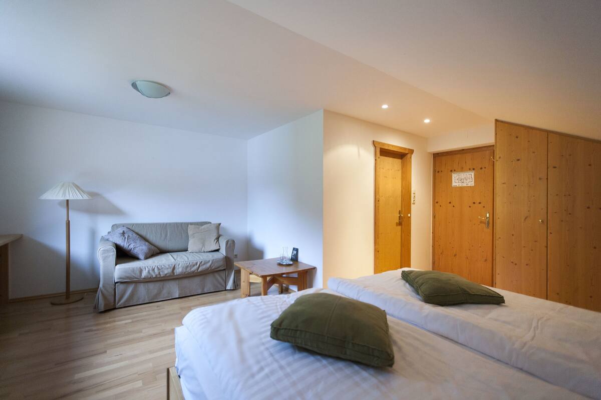 Habitación doble estándar, vista a la montaña | Caja de seguridad en la habitación, insonorización y wifi gratis