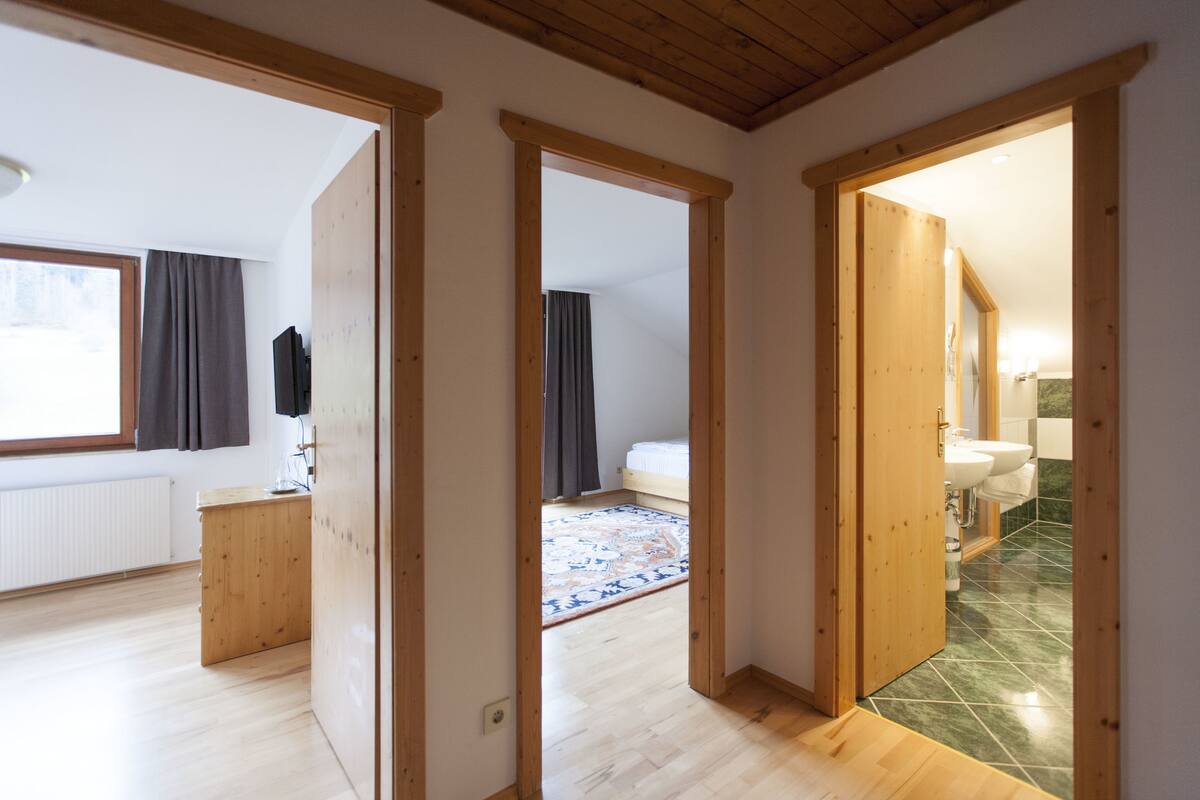 Habitación cuádruple superior, vista a la montaña | Caja de seguridad en la habitación, insonorización y wifi gratis