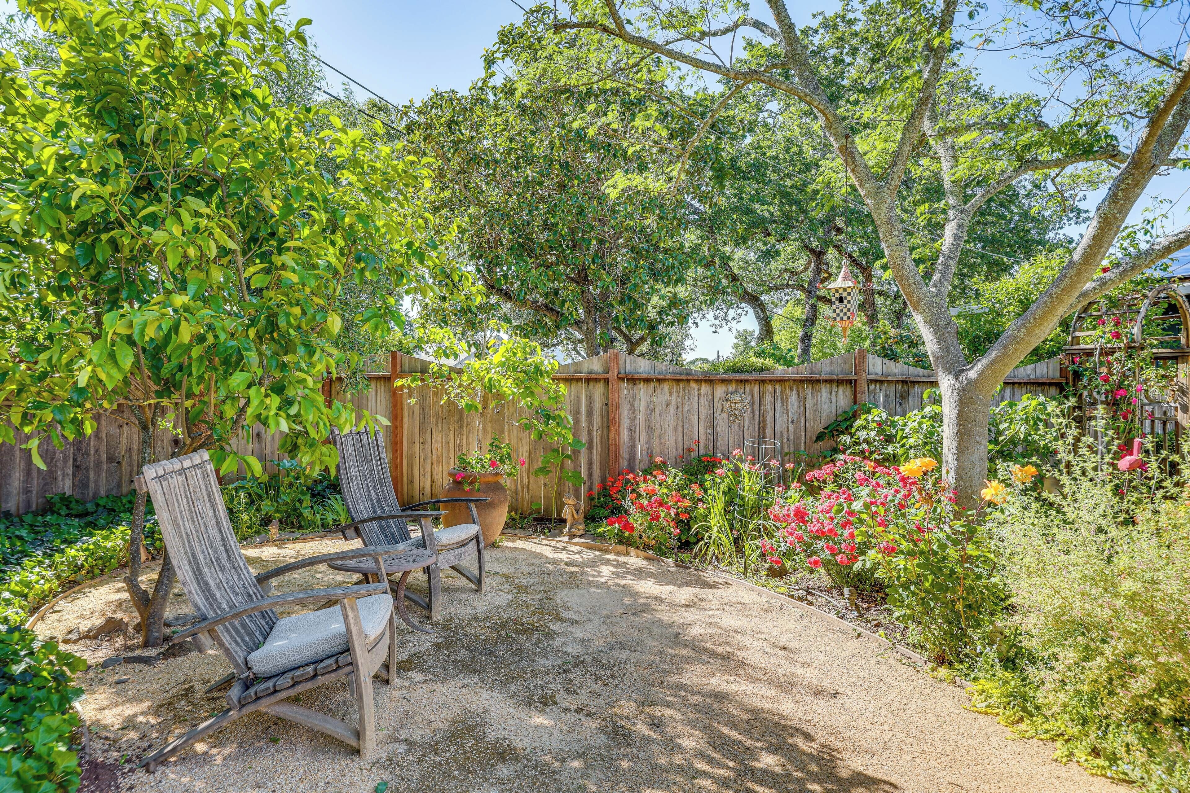 Romantic Casita w/ Garden + Deck 2 Miles to Plaza!
