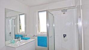 Combined shower/tub, jetted tub, hair dryer - Scarborough Serenity - Inverloch (Inverloch)