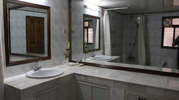 Suite superior | Baño | Ducha, artículos de higiene personal gratuitos y toallas