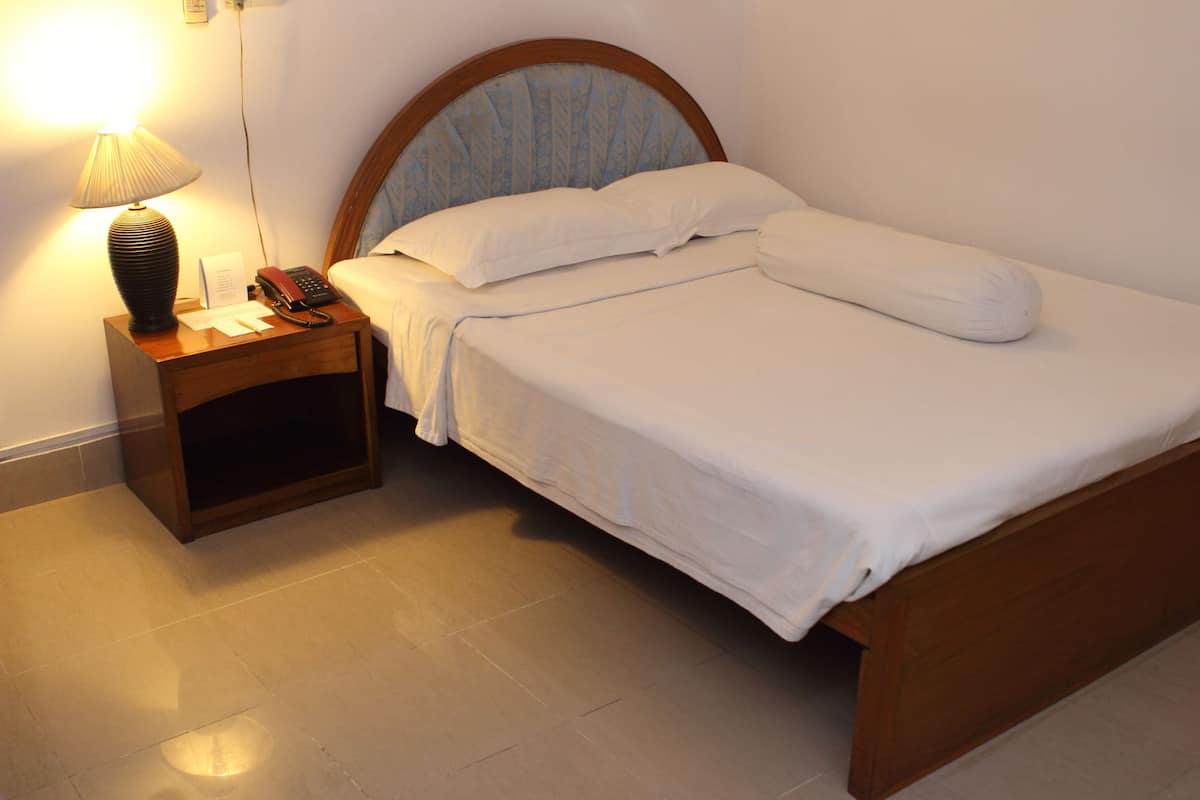 Deluxe Room | Minibar, individually furnished, soundproofing, rollaway beds