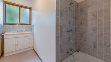 Combined shower/tub