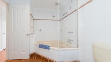 Combined shower/bathtub, jetted bath, hair dryer, towels