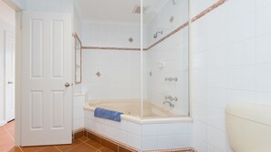 Kombinert dusj/badekar, boblebad, hårføner og håndklær