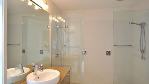 Een douche, een bubbelbad, een haardroger
