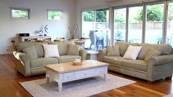 Smart TV, fireplace, DVD player