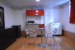 Studio, 1 Bedroom | In-room dining