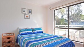 4 bedrooms, iron/ironing board, WiFi