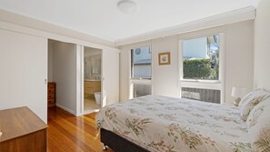 3 bedrooms, iron/ironing board, WiFi - SALTY SANDS - METERS FROM THE BEACH, FREE WIFI (INVERLOCH)