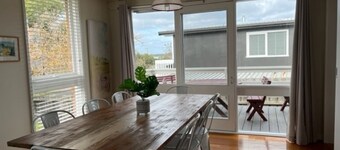 SALTY SANDS - METERS FROM THE BEACH, FREE WIFI