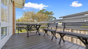 Outdoor dining - SALTY SANDS - METERS FROM THE BEACH, FREE WIFI (INVERLOCH)