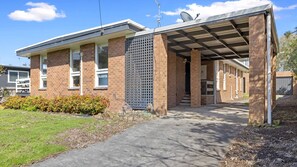 Exterior - SALTY SANDS - METERS FROM THE BEACH, FREE WIFI (INVERLOCH)