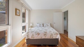 3 bedrooms, iron/ironing board, WiFi - SALTY SANDS - METERS FROM THE BEACH, FREE WIFI (INVERLOCH)