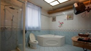 A bathroom with a shower, toilet, bathtub, and sink. - Love Star Motel (Taoyuan City)