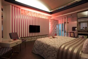 Habitación doble estándar, 1 cama matrimonial, para no fumadores | Escritorio, cortinas blackout, wifi gratis y ropa de cama 