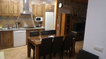 Coffee/tea maker, fridge, microwave, stovetop