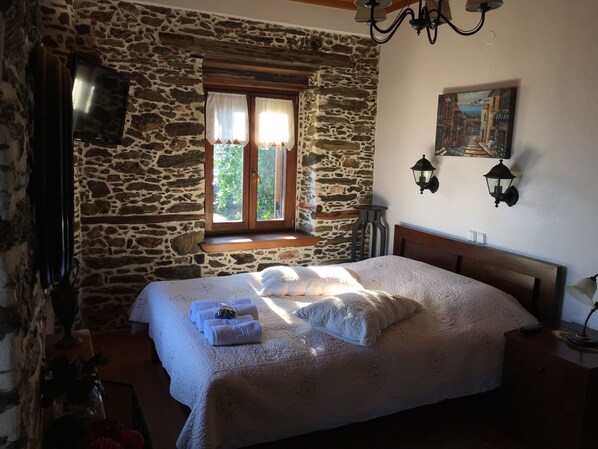 6 bedrooms, iron/ironing board, WiFi, bed sheets