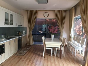 Mikroaaltouuni, uuni, astianpesukone, kahvin-/teenkeitin