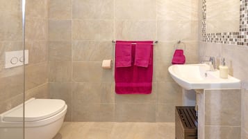 Vila superluxo | Banheiro | Chuveiro, produtos de toalete grátis, secador de cabelo