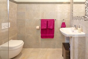 Luksus-villa | Badeværelse | Bruser, gratis toiletartikler, hårtørrer, håndklæder