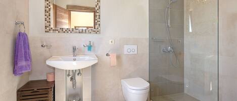 Luxury Villa | Bathroom | Shower, free toiletries, hair dryer, towels
