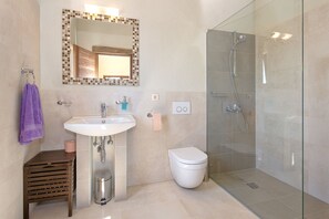 Luxury Villa | Bathroom | Shower, free toiletries, hair dryer, towels - Luxury Villa Sea Seeker with Pool (Hvar)
