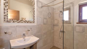 Vila superluxo | Banheiro | Chuveiro, produtos de toalete grátis, secador de cabelo