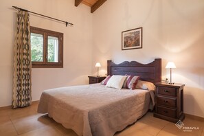 4 bedrooms, iron/ironing board, internet, bed sheets