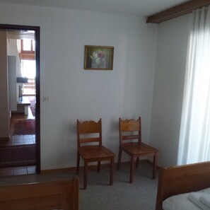 2 dormitorios, tabla de planchar con plancha, wifi gratis y ropa de cama