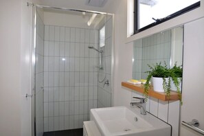 Combined shower/tub - Luxe Townhouse 2 (INVERLOCH)
