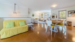 تلفزيون ذكي، مدفأة، مشغل دي في دي، كُتُب