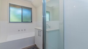 Bathtub, hair dryer - Salt Water Secret - Surf Side (INVERLOCH)