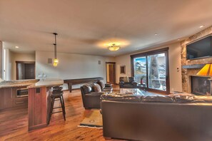TV, fireplace, streaming services, video library