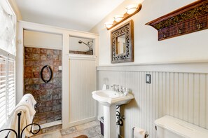 Gratis toiletartikelen, een haardroger, handdoeken