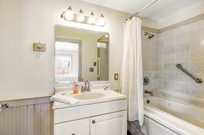 Free toiletries, hair dryer, towels - 2 BR 2 BA Historic Cottage with free wifi, deck and dogs ok! (Savannah)