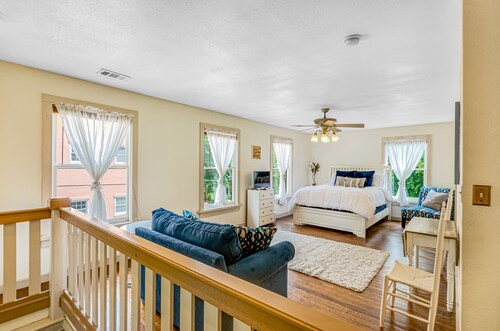 2 BR 2 BA Historic Cottage with free wifi, deck and dogs ok!