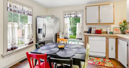 Unique cottage house in the historic district with deck & WiFi - dogs OK