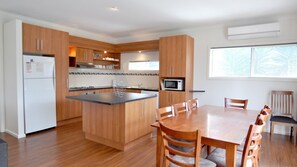 Réfrigérateur, four à micro-ondes, un four, surface de cuisson