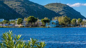 A coastal hotel with a view of a mountain and the sea. - House mountain view Lago Miguel in Alcudia (Alcúdia)