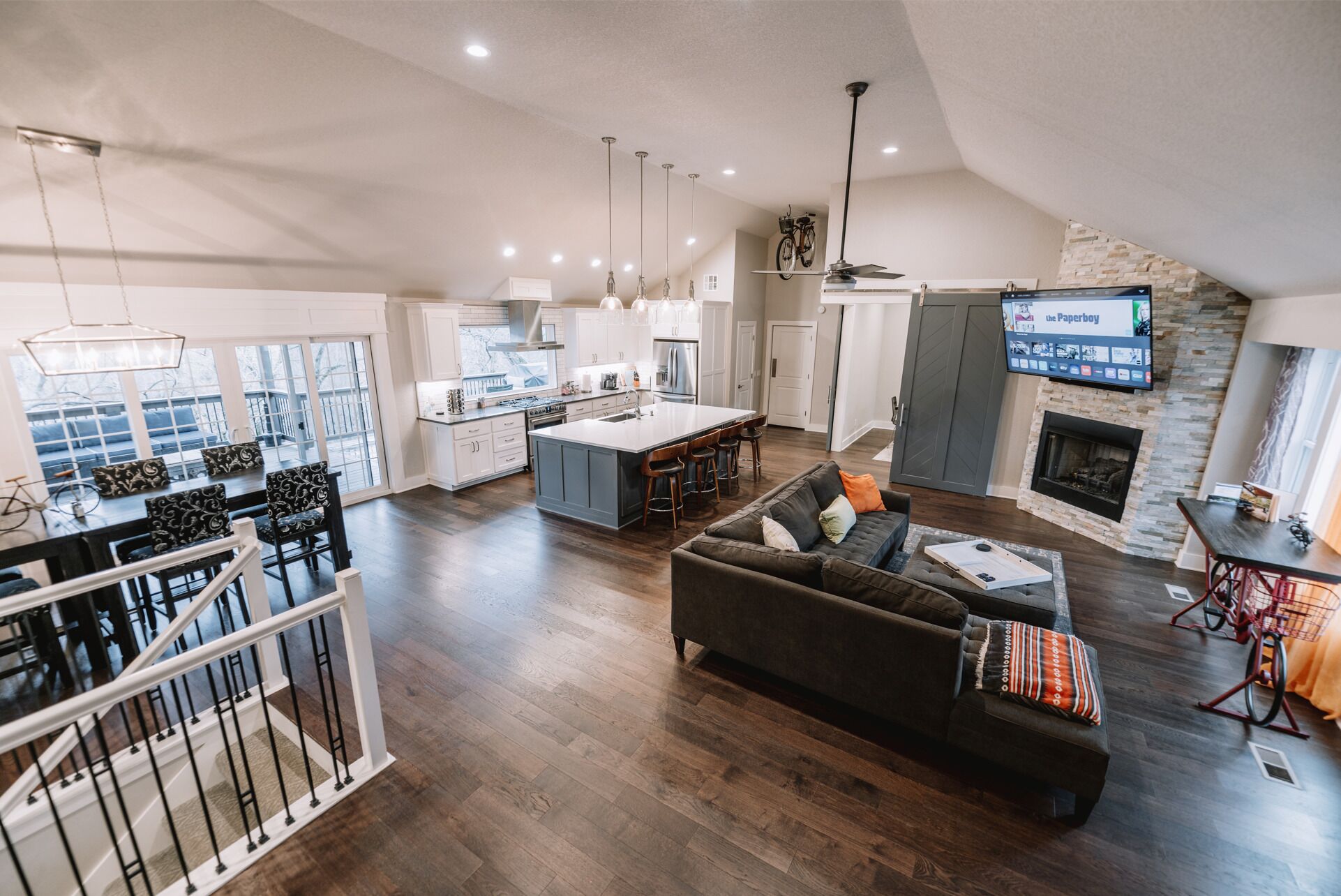 TV connectée, cheminée, livres